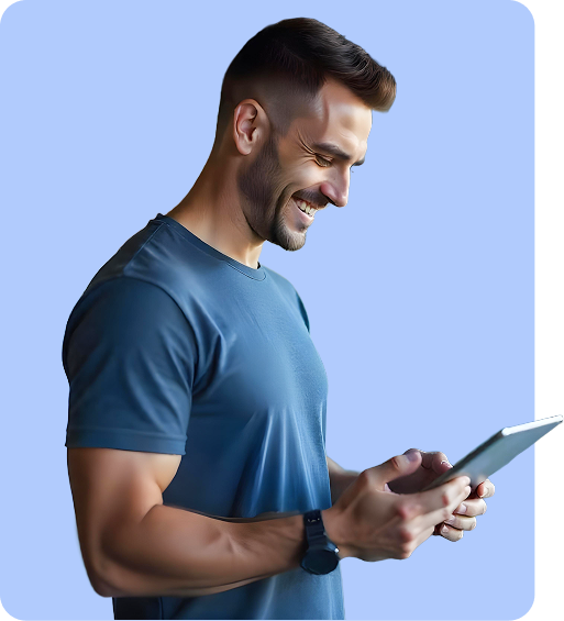 Hombre feliz por los beneficios de Paycloud